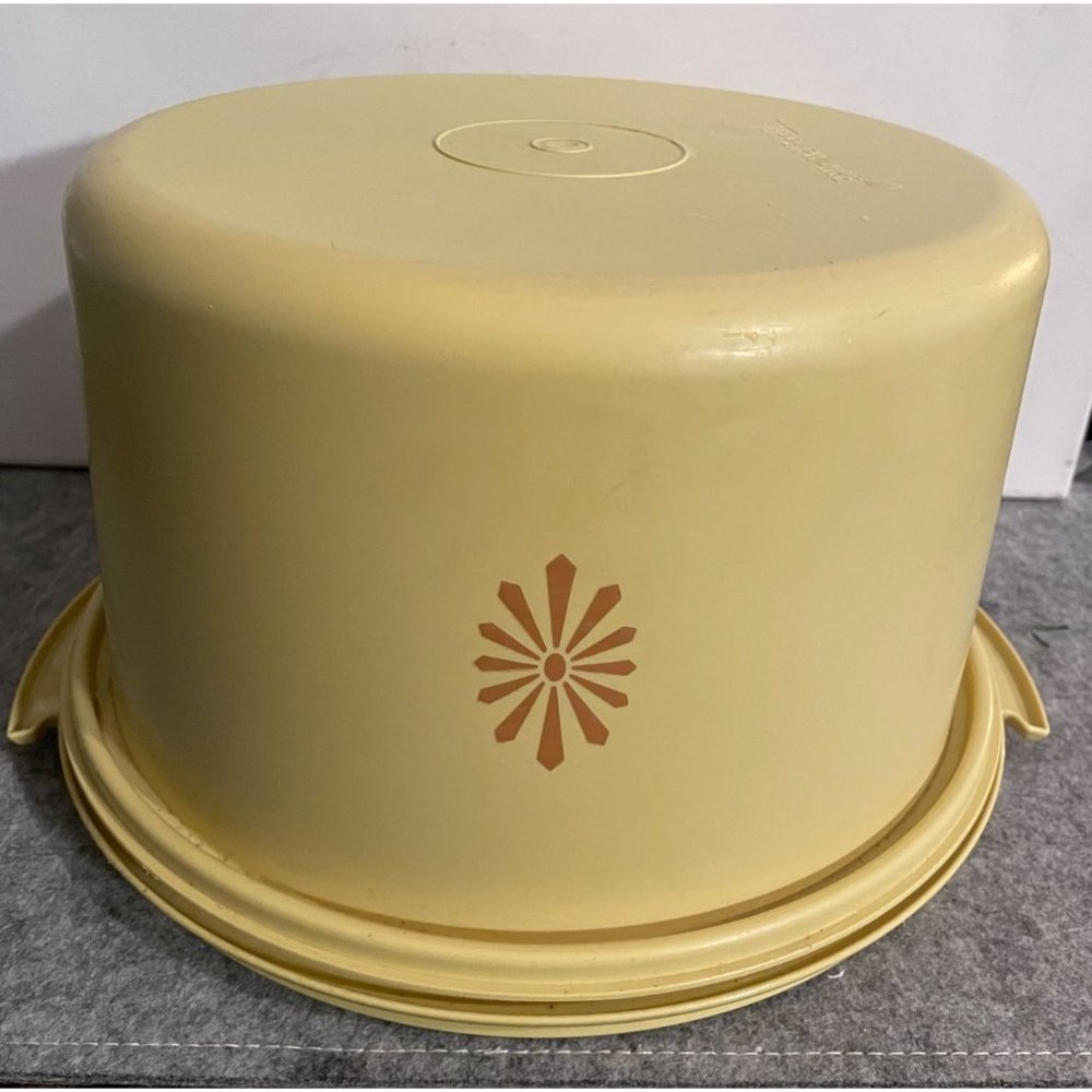 Vintage Harvest Gold Tupperware Sunburst Cake  Carrier  #1159